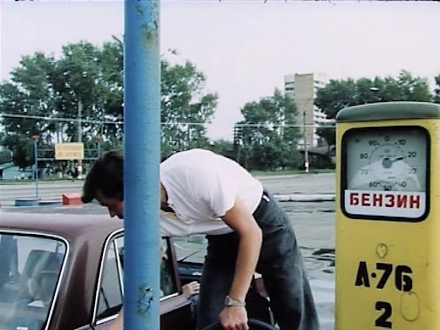 Автолюбитель заправляет автомобиль - кадр из фильма Мисс миллионерша