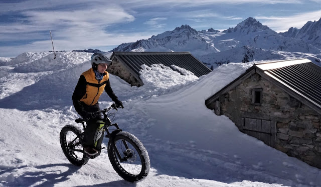 fatbike ou vttae  aux chalets de Loriaz, randonnée sur neige près de Chamonix