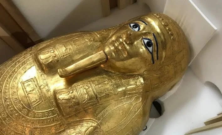 كنز تاريخيي نادر.. مصر تستعيد غطاء تابوت فرعوني ضخم من أمريكا