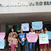 Mães de crianças do TEA fazem manifestação em frente a prefeitura