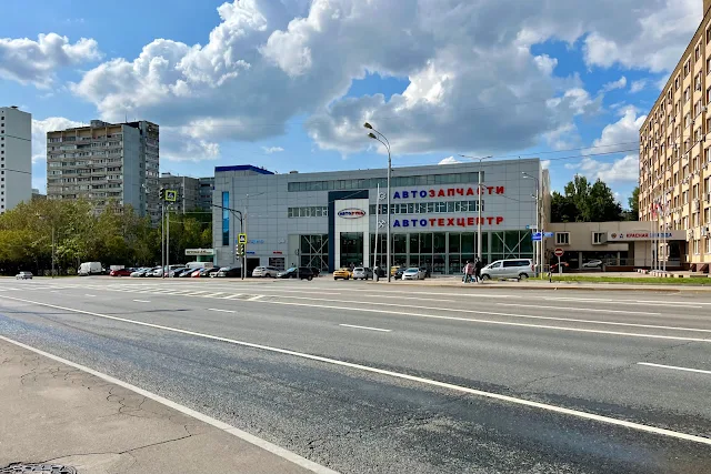 Севастопольский проспект, автотехцентр «Авторусь Севастопольский» (бывший магазин «Военторг»)
