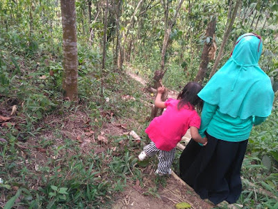 Geotrek ke Curug Leuwilieuk Yang Airnya Biru Jernih