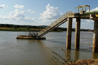 embasa faz manutencao na rede de agua que abastece a regiao de irece no centro norte da bahia