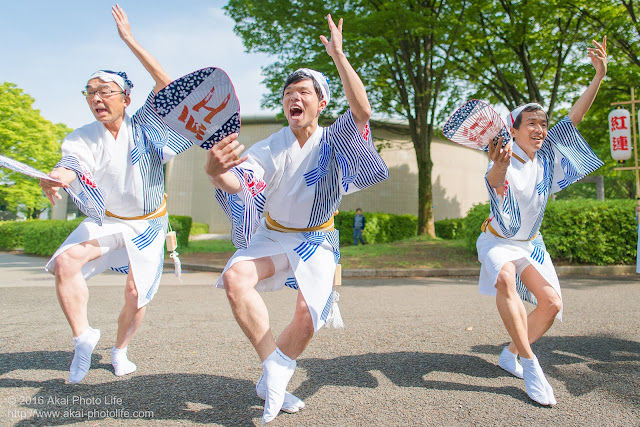 紅連の阿波踊りの舞台構成、男踊りの方々を小金井市体育館前で撮影した写真