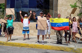 Turistas varados: Venezolanos se quedan sin dinero en Cancún, deben hotel y tienen hambre, su país les congela divisas, salen a las calles desesperados 