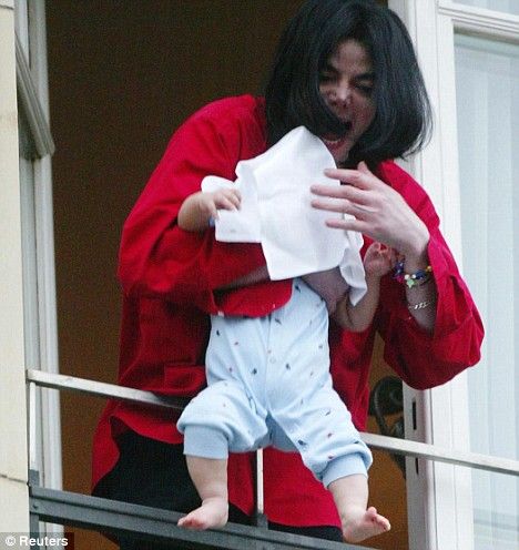 Michael Jackson dangled his baby Hotel Adlon in Berlin in 2002 pics