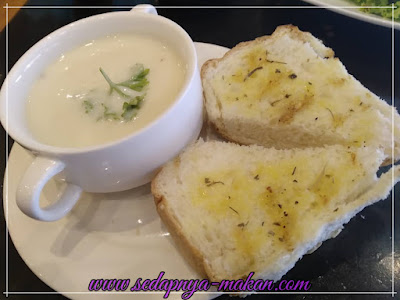 soup of the day ( mushroom soup, garlic bread)