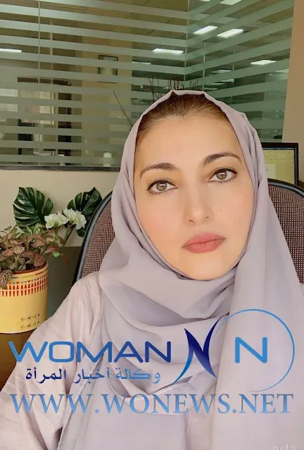 حاورها: محمد توفيق كريزم - جدة - خاص بـ " وكالة أخبار المرأة " من الملاحظ في السنوات الأخيرة ظهور كاتبات وروائيات وشاعرات من المملكة العربية السعودية ،وأصبحن يزاحمن نظرائهن من الرجال في مجال الأدب والثقافة ،وبزغت نجوم نسائية كثيرة في هذا الفضاء الذي لم يعد حكراً على الذكور. " وكالة أخبار المرأة " حاورت روائية سعودية عاشقة للأدب العالمي ،تكتب من أجل الإنسانية ، وتغوص في النفس البشرية إستلهاماً للأحاسيس وترجمتها في رواية متكاملة تحاكي قضايا محددة، بعيداً عن القولبة الأدبية الجامدة ،والنمطية المعهودة في المجال الأدبي.  هي الروائية السعودية ريم عبد الباقي التي بزغ نجمها في فضاء الأدب السعودي ،والتي تطمح للعالمية لشدة إهتمامها بالشأن الإنساني ،ومواكبتها للثقافة العالمية ، إنطلاقاً من مفهومها أن الأدب أصبح لغة عالمية ولا مجال للإنعزال. تفاصيل أخرى سنطلع عليها في الحوار التالي: * حدثينا عن بداياتك في مجال الكتابة؟ ومتى استشعرتي أنك ستصبحين يوماً ما روائية؟ - بدأت القراءة في سن مبكر جدا طبعا بتأثير من والدين يعشقان القراءة ويشجعان عليها ومنذ بدأت القراءة أصبح القلم أيضا صديقا وفيا لا يفارقني بدءً بقصص الأطفال ومحاولة كتابة يومياتي وصولا للخواطر والقصص القصيرة حتى بدأت بكتابة الروايات قبل عدة سنوات. * تتفاوت درجات الأداء في أسلوب الرواية العربية ما بين الاتجاه الإتباعي والاتجاه الإبداعي، فأين موقعك بين هذين الاتجاهين؟ وما هي المحاور والأفكار الأساسية في إبداعك الروائي؟ - لا أتبع مدرسة معينة ولست مقيدة باتجاه معين.. اكتب الروايات التي تناقش قضية اجتماعية أو قصة إنسانية أو الرواية التاريخية ولا اعلم في المستقبل ما نوعية الروايات التي سأكتبها لكن في كل ما اكتب اهتمامي الأكبر هو الجانب الإنساني والمشاعر الإنسانية، تأثير المآسي أو الحروب أو الأحداث على الأشخاص الذين يقعون تحت وطأتها، الغوص في الذات الإنسانية وتركيب النفس البشرية. * إلى أي حد يبدو الأدب والفكر وممارسته القائمة اليوم في العالم لغة عالمية؟ وهل لديك طموحات وتطلعات لترجمة رواياتك للغات عالمية؟ - لا شك أن الأدب لغة عالمية مثله مثل كل الفنون الثقافية والتراثية لا يختلف الأدب في تأثيره وقدرته على إيصال الأفكار والمعتقدات والمعلومات عن الموسيقى، أو الرسم، أو النحت، أو غيرها، فنحن عن طريق الأدب تعرفنا على حضارات مختلفة ومجتمعات بعيدة وعاصرنا أحداث حدثت قبل عقود وقرون وعشنا في أماكن لم نحلم حتى بزيارتها وهنا تكمن أهمية الترجمة، نعم أنا مثلي مثل كل كاتب اطمح أن تترجم رواياتي وخاصة رواية نجم الدين صانع العطور الى لغات أخرى لأنها تحمل الكثير بين طياتها مما يستحق في رأيي أن يصل الى خارج حدود العالم العربي.   * هل تفكرين بإنتاج روايات تترجم لمسلسلات وأفلام تحاكي الواقع السعودي المعاش؟ - كل رواياتي قابلة لأن تتحول لأعمال درامية سواء المعاصرة مثل روايتي كما لم يحدث من قبل وزهرة الصباح أو التاريخية مثل نجم الدين صانع العطور التي تحكي عن الحياة قديما في المدينة المنورة. * هناك طفرات كبيرة ومؤثرة طرأت على المجتمع السعودي الذي بات يتقبل الانفتاح ويتأثر بثقافات عالمية، السؤال الذي يدور ما وجه التأثر الذي بدا على شخصيتك كروائية؟ - التأثير لا يخص فئة معينة، بل شمل كل فئات المجتمع وبالطبع شمل الحركة الثقافية والأدبية في السعودية فأصبح هناك العديد من الفعاليات والجوائز والفرص التي تدعم الإنتاج الثقافي والفكري والإبداعي بشكل عام وفتح آفاق أوسع وأنا جزء من هذا المجتمع. * هل تحظى قضايا المرأة بالاهتمام والتركيز في كتاباتك؟ وأي من رواياتك كانت مفعمة بذلك؟ - لا أحب جندرة القضايا، في رواياتي أتحدث عن الهموم الإنسانية بشكل عام، وأكبر دليل على ذلك أن بطل رواية نجم الدين صانع العطور هو فتى مديني سردت قصته ومعاناته منذ ولد وحتى توفي. * روايتك الأخيرة الذي سطع نجمها في معرض الرياض الثقافي “نجم الدين صانع العطور" حدثينا عن مضمون ومحتوى هذه الرواية وما رسالتك بشأنها؟ - هي رواية خيال تاريخي وقد يختلط الأمر على البعض فيظن أنها رواية تاريخية أو فانتازيا مثلا، ولكن لا.. هي رواية تحكي أحداث تاريخية حقيقة في حقبة زمنية كان لها بالغ الأثر في العالم أجمع وهي فترة نهاية الدولة العثمانية وقيام الحرب العالمية الأولى حاولت تأريخها بدرجة كبيرة من المصداقية والواقعية وتتحدث عن شخصيات حقيقة وتواريخ ووقائع جهدت كثيراً لتحري دقتها وصحتها. ولكن بطل الرواية وبعض شخوصها هم من وحي الخيال..   والرواية تحكي رحلة نجم الدين في هذه الحياة منذ ولادته التي تزامنت مع وفاة والدته وهي رحلة غنية وشيقة جدا مر فيها بطل الرواية بأحداث كثيره مؤثرة وصادمة في أحايين كثيرة وتنقل بين العديد من الدول مثل تركيا والهند والشام في محاولة للوصول لسلامه الداخلي وتحقيق ذاته التي كان يطمح إليها حتى رقوده على فراش المرض والوداع الذي كان يطمح أن يكون إيذانا بلقاء والدته.  * حسب اعتقادك هل المهرجانات الثقافية والفنية ومعارض الكتب والأحداث الأدبية التي تستضيفها المملكة تؤشر لنهوض الأدب السعودي؟ وبزوغ أسماء لأديبات سعوديات؟ -بالطبع هذه المهرجانات الثقافية ومعارض الكتاب وغيرها من الفعاليات الثقافية هي فرصة رائعة وجميلة لنشر الثقافة والأدب السعودي وتبادل الثقافات بين الشعوب بشكل عام. * حسب ما نلاحظه في مقالاتك في وكالة أخبار المرأة لديك اهتمام وتأثر بالفكر والأدب العالمي، سؤالي ما هي التخوم التي تفصل بين ما هو عالمي وما هو عربي أو سعودي من وجهة نظرك؟ - عندما نكتب عن أوجاع الإنسانية فنحن نكتب للعالم أجمع بكل فئاته وأعراقه بالمقابل نجد أن لكل مجتمع خصوصيته ومشاكلة الخاصة به التي يجب نطرحها بكل خصوصياتها وتسليط الضوء على المسكوت عنه أو ما يخفى على عموم المجتمع للمناقشة والتوعية.. هنا يأتي دور الكاتب وواجبه تجاه مجتمعه. * هل تشعرين بالحرية النفسية الكافية لتأليف رواية كاملة عن المرأة السعودية قبل وبعد الانفتاح الثقافي؟ وهل القيود المجتمعية تحد من إبداعك؟ - أبدا لا أجد أن هناك أي قيود، المناخ الثقافي أصبح أكثر من رائع ومساحة التعبير والإبداع كبيرة وإن كنت أرى أن الضوابط الأخلاقية التي تراعي خصوصية المجتمع وحدوده هي واجب أخلاقي ذاتي يجب أن يعود الى الكاتب نفسه فيتوجب عليه أن يراعيها ويحافظ عليها. * ما تقييمك للحالة الأدبية في العالم العربي؟ وإلى ماذا تعزين ضآلة تواجد المرأة في الساحة الأدبية؟ - التنامي الملحوظ في أعداد دور النشر العربية ساعد على ازدهار الحركة الأدبية وتعدد أشكالها ومصادرها وإتاحة الفرصة لكتاب جدد وأفكار جديدة وفي رأيي هي ظاهرة صحية والملاحظ أيضا زيادة الوعي لدى القارئ مع هذا الزخم الفكري والتنوع الثقافي مما يحفز الكاتب على تطوير نفسه باستمرار والارتقاء بكتاباته، أما الأدب النسوي فلا أجد أي ضآلة فيه، بل على العكس هناك الكثير من الأسماء المرموقة والمتألقة قديمة وحديثة ونستطيع أن نقول بأن الازدهار الأدبي والثقافي قد طال الأدب النسوي أيضاً. * ما نصائحك للمرأة السعودية التي تنوي دخول المعترك الأدبي؟ - حرري فكرك وأبدعي، فالأدب يحتاج الى مساحة واسعة من الخيال والحرية الفكرية. * كلمة للمرأة العربية عبر فضاء وكالة أخبار المرأة؟ - أنتي جزء مهم من هذه المنظومة الكونية فقومي بواجباتك ولا تقبلي بأن تهمشي أو أن يتم تقزيمك وتحجيمك أو الانتقاص من قيمتك الإنسانية.
