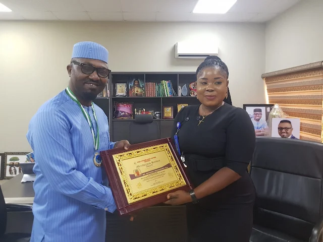 Edo Head of Service receives, dedicates exemplary leadership award to Obaseki