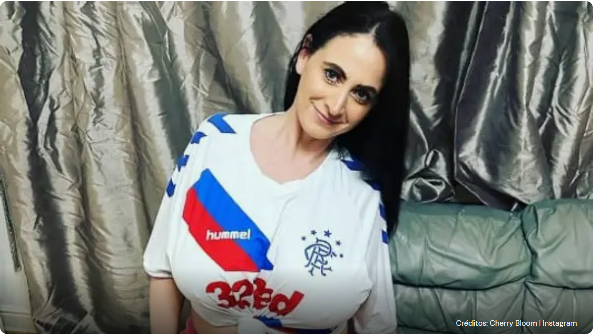 Mulher do OnlyFans recusa proposta em dinheiro para tirar fotos com camisa de time rival