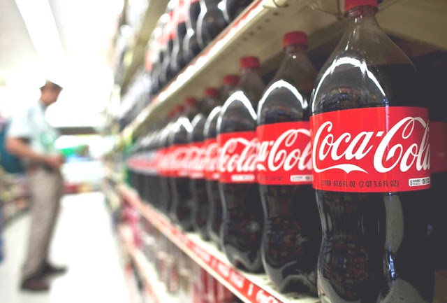 قصة ولادة كوكاكولا. حقائق حول ماركة Coca-Cola التجارية