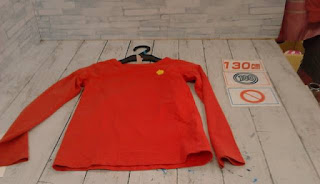 中古品　子供服　１３０㎝　赤　長袖トップス　１００円