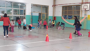 Foto 13: Alumnos jugando a diversas disciplinas.