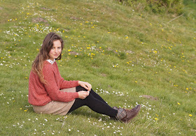 Country girl style blogger in daisy meadow