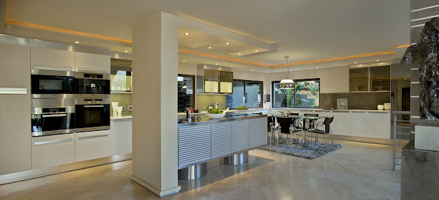 Picture of large modern kitchen
