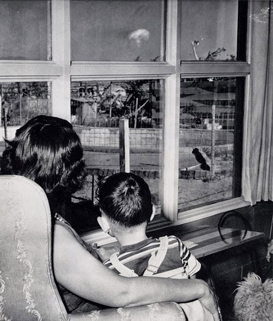  Мама и сын, наблюдающие за атомным грибом после ядерных испытаний, Лас Вегас, 1953 г.