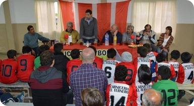 Juan Pablo de Jesús reunido jóvenes deportistas y autoridades del club de Santa Teresita