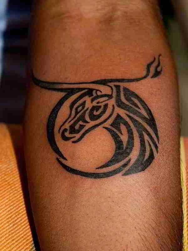Tatuaje de un circulo de tauro maori