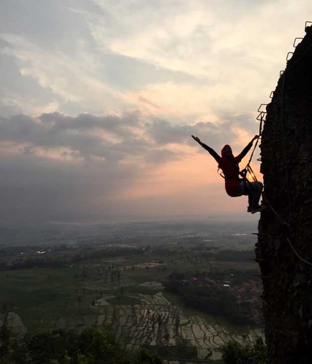 Asyik Nih, Wisata Panjat Tebing Via Ferrata Bukit Rangkok Tegal