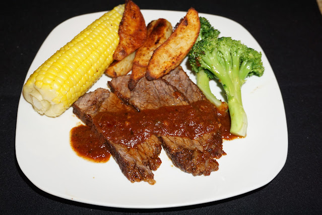 On May 28 is celebrated in the United States the day of cooking or barbecuing beef brisket, especially in Kansas City very famous for its meats. It can be baked or grilled, but should be cooked slowly until this meat is very soft. Depending on the size and thickness it can take at least a couple of hours to cook.