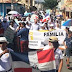 Vestidos de blanco y ondeando la bandera nacional, banilejos marchan contra la violencia y represión policial