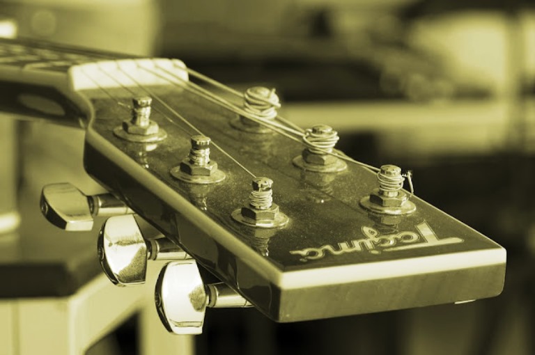 Mengurangi suara noise dari gitar akustik