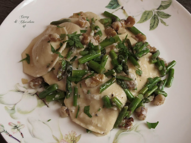 Raviolis con espárragos y nueces – Raviolis with sauteed asparagus and walnuts