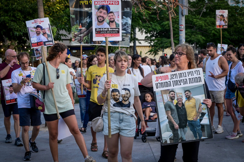 Familiares e amigos dos irmãos israelenses Ziv e Gali Berman, reféns, participam de uma passeata pedindo sua libertação do cativeiro do Hamas em Tel Aviv, em 4 de julho de 2025. (Avshalom Sassoni/Flash90)