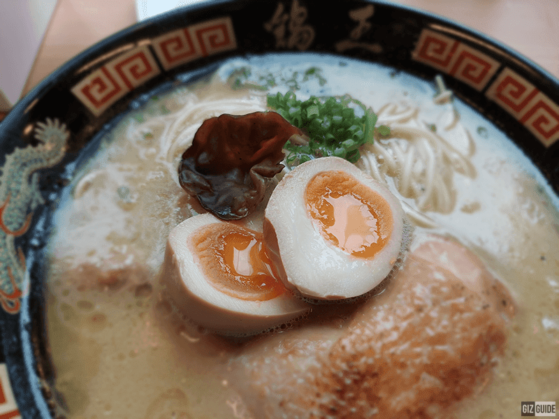 Highlights natural color of the ingredients of the ramen