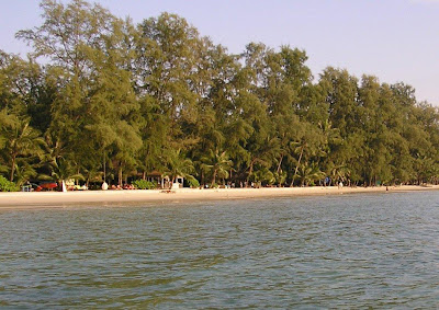 Dad together with junior await on every bit mum contemplates jump into refreshingly cool puddle at Klong Yai K bestthailandbeaches: Ko Kood (Kud, Kut) updated