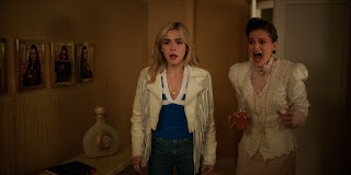 (L-R): Kiernan Shipka as Jamie Hughes, Olivia Holt as Teen Pam in Totally Killer