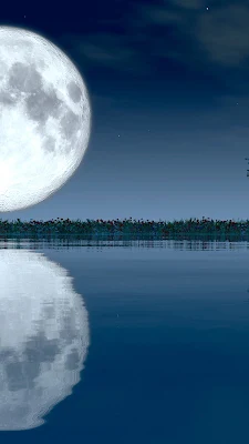 Bulan purnama estetik di atas danau dengan bayangannya