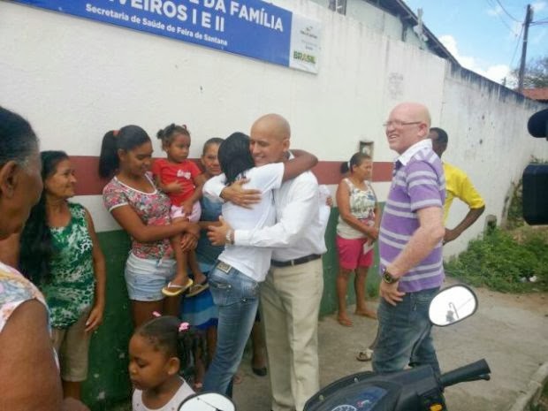 Médico cubano afastado volta ao trabalho e é recebido com festa
