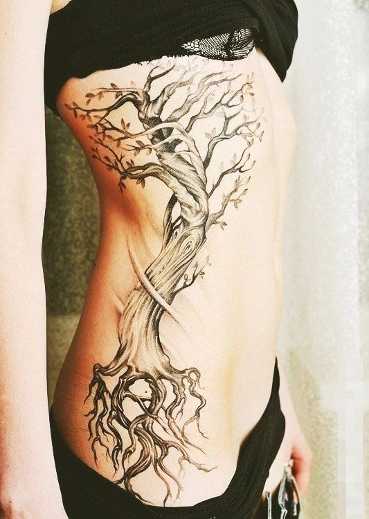 tatuaje de Yggdrasil vikingo, el arbol del mundo