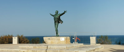 Polignano a Mare, estatua a Domenico Modugno.