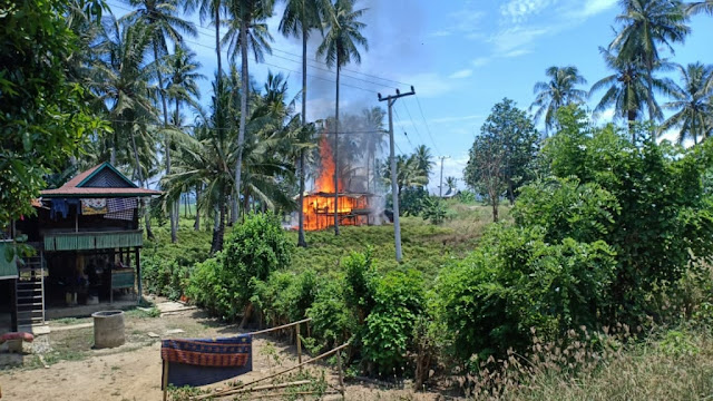 Diduga Lalai Saat Memasak di Bawah Kolom Rumah, Satu Unit Rumah Ludes Terbakar 