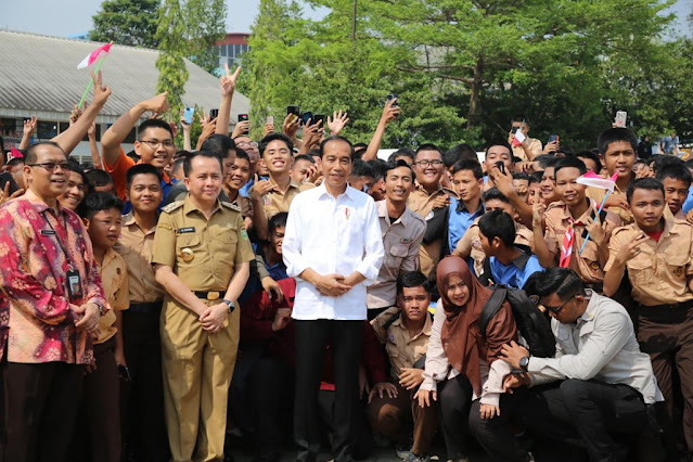 Presiden RI Jokowidodo Bersama Pj Gubernur Sumsel Agus Fatoni Tinjau SMK Negeri 2 Palembang