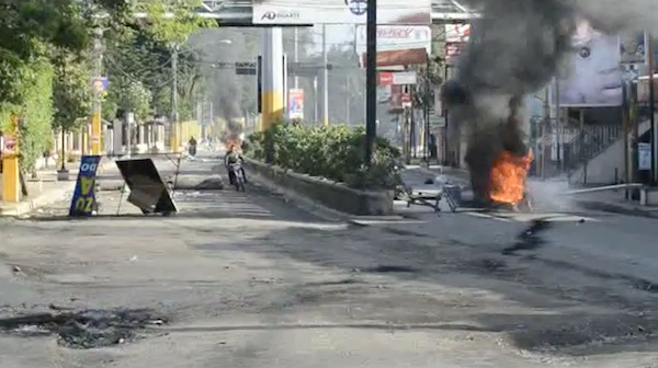 VIDEO – Líos por arreglos de calles en la UASD de SFM