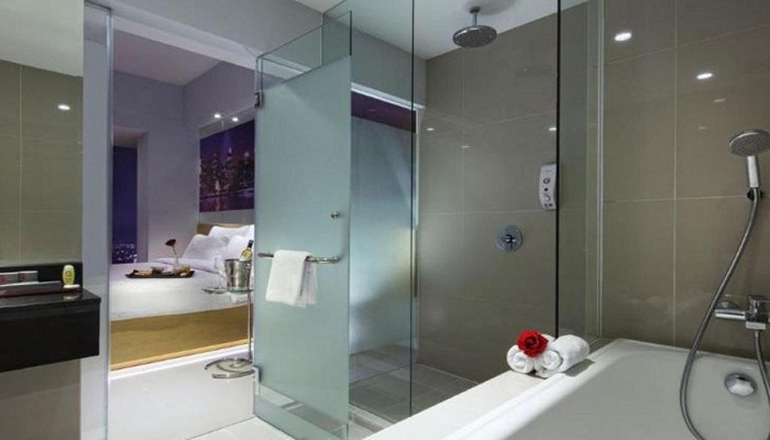 G Suites Hotel By AMITHYA  Surabaya Bathtub