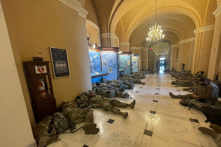 بالصور :  الحرس الوطني الاميركى نائمًا في أروقة مبنى الكابيتول  