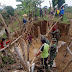 Anggota Koramil Tambakromo Melaksanakan Karya Bakti Perbaikan Tanggul Sungai