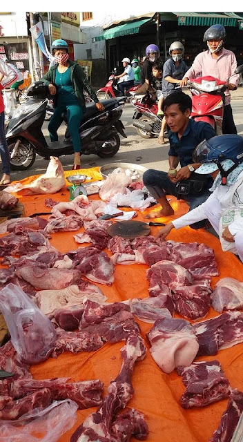 Giá heo 100.000 đ/ 3kg bán khắp chợ