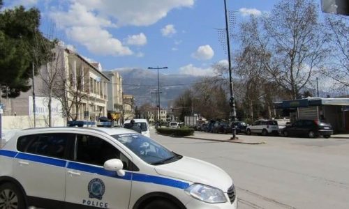 Εντατικοί έλεγχοι πραγματοποιούνται σε όλη τη χώρα από τις Υπηρεσίες της Ελληνικής Αστυνομίας για την εφαρμογή των μέτρων αποφυγής και περιορισμού της διάδοσης του κορωνοϊού.