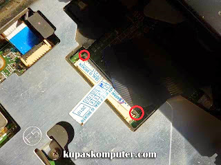 Melepas pengunci konektor keyboard Thosiba U505