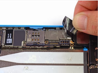 Detailed internal components of the iPhone 5c smartphone