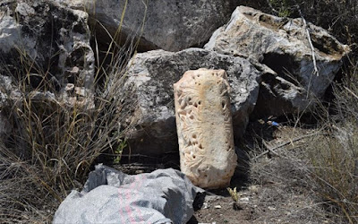 Αρχαιοκάπηλοι έκρυψαν αρχαία επιγραφή μεγάλης αξίας ανάμεσα σε πέτρες