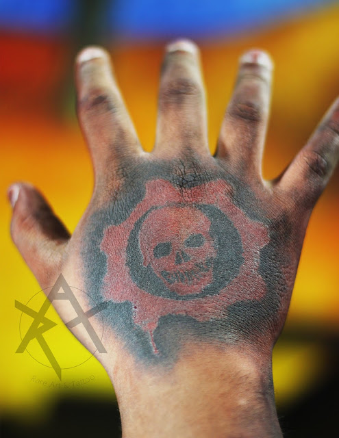 Símbolo de Gears of War color tattoo