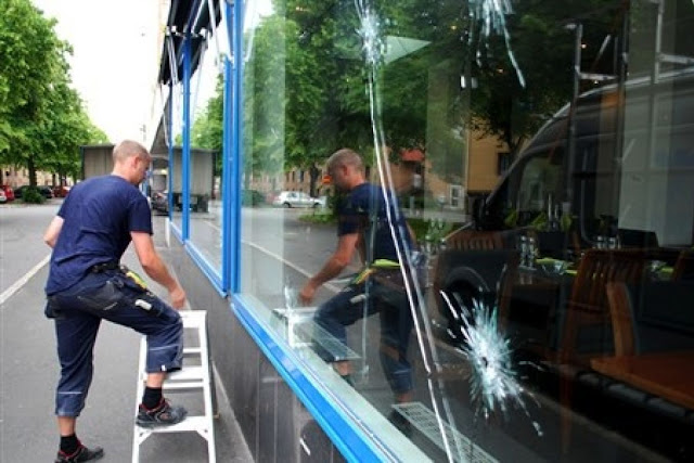 Stockholm Skottlossning mot restaurang i Bredängs centrum