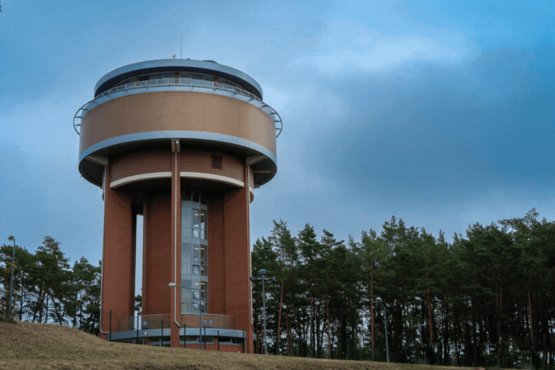 Zbiornik Wody Kazimierz to niezwykle ważny obiekt, pełniący rolę wieży ciśnień, rezerwy czystej wody oraz centrum edukacji na Wyspie Sobieszewskiej.