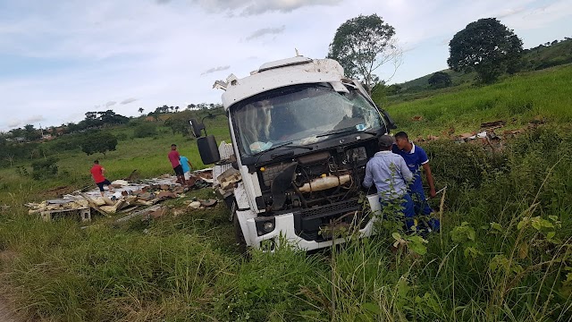 Caminhão carregado de frutas tomba na BA-130 entre Macajuba e Baixa Grande